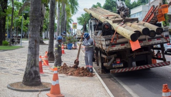 Prefeitura inicia instalação da decoração de Natal e Bocalom informa que casinha do Papai Noel será azul  